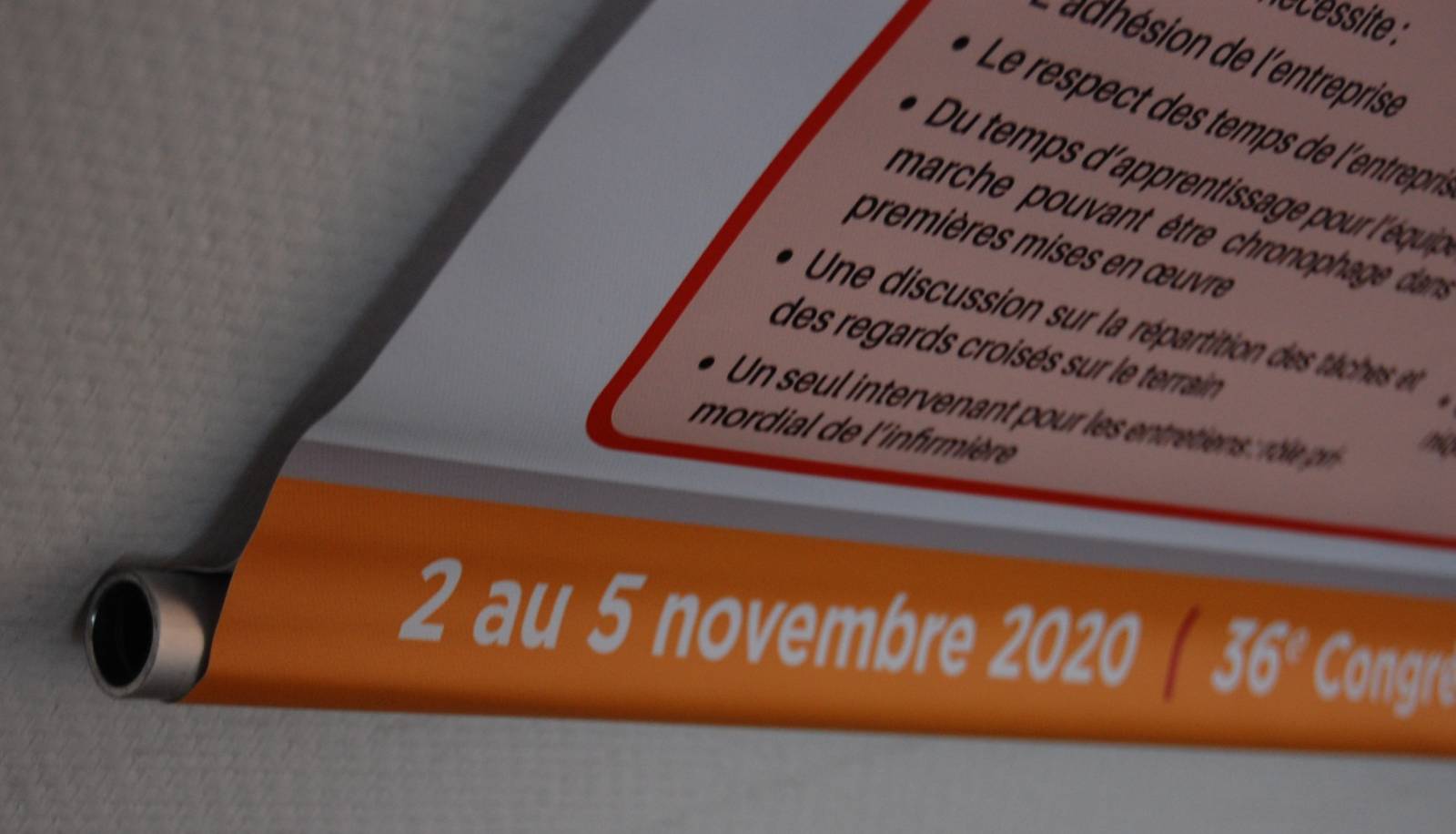 Finition barre de lestage sur affiche A1 imprimée près de Lyon
