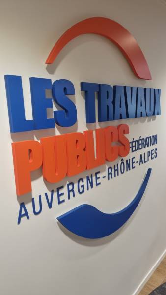 Logo en relief posé à Villeurbanne à côté de Lyon6